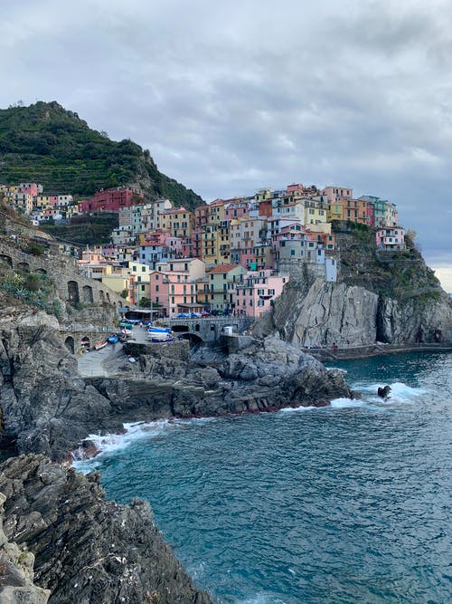 白天在海边的房屋照片 · 免费素材图片