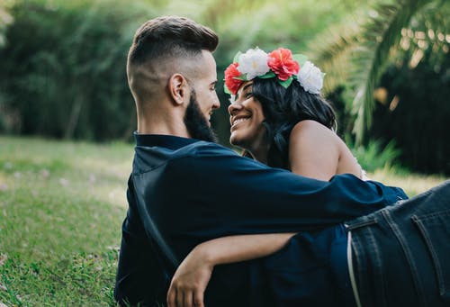 幸福的情侣拥抱在绿色的草坪上 · 免费素材图片