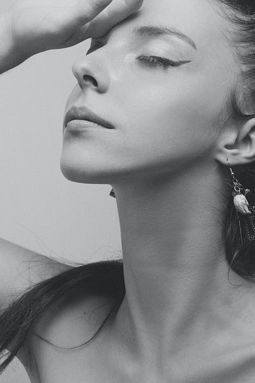 有关垂直拍摄, 女人, 工作室拍摄的免费素材图片