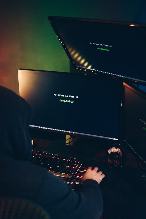 黑暗中无法识别的男性网络间谍黑客计算机系统 · 免费素材图片