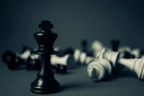 踢象棋棋子站立 · 免费素材图片