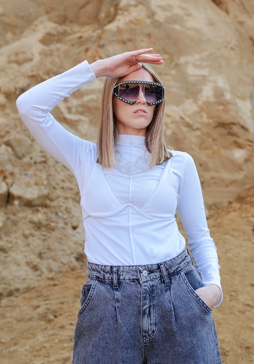 太阳镜的时髦的女人在夏天临近登上 · 免费素材图片