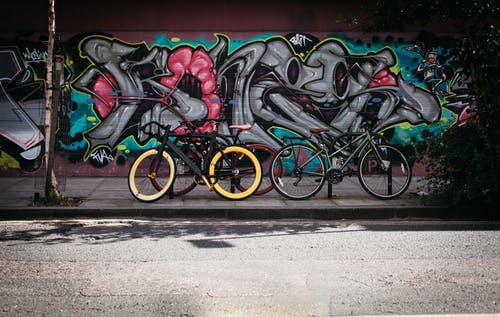 山地自行车旁边的黑色和黄色fatbike · 免费素材图片