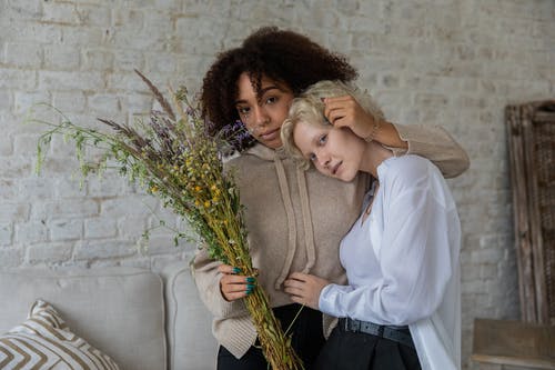 拥抱在舒适的房间里的多种族妇女 · 免费素材图片