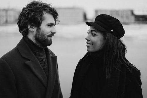 夫妇微笑着站在彼此旁边的单色照片 · 免费素材图片