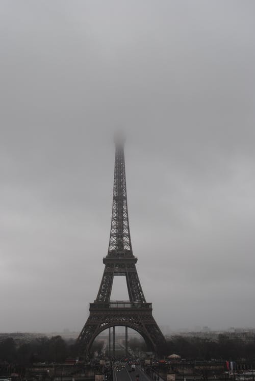 巴黎埃菲尔铁塔在灰色的云层下 · 免费素材图片