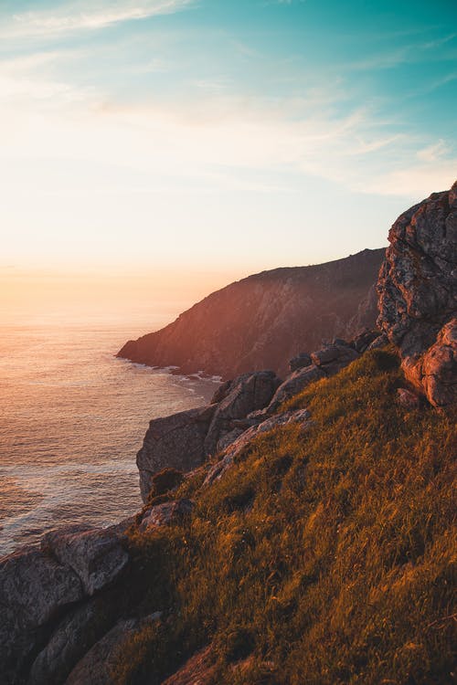 水体附近的棕色岩层 · 免费素材图片