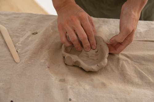 工匠在白天在车间用粘土雕刻 · 免费素材图片