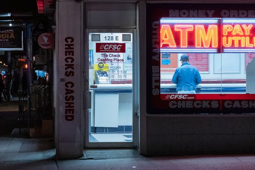 带有霓虹灯招牌的 Atm 亭 · 免费素材图片