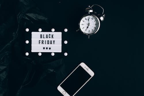 黑色星期五标志，时钟和智能手机 · 免费素材图片