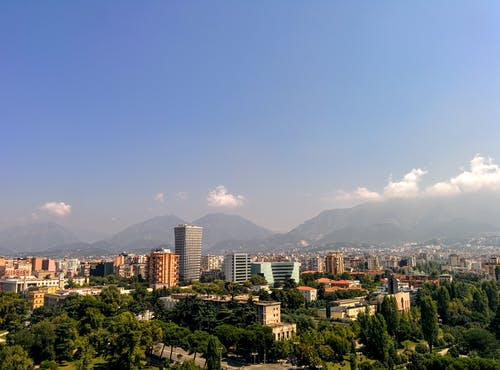 蓝蓝的天空下城市中心的灰色混凝土建筑 · 免费素材图片