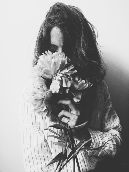 女人手捧花的灰度摄影 · 免费素材图片