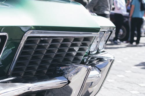 倾斜移位透镜中的绿色和银色汽车格栅 · 免费素材图片