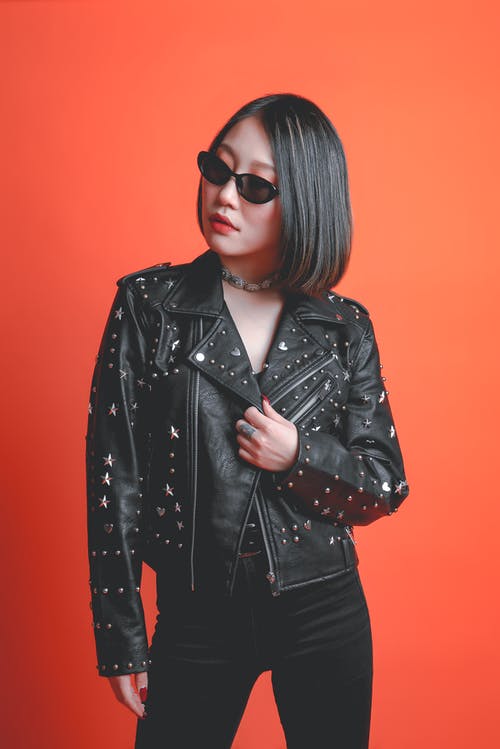 黑色皮夹克，戴着黑色太阳镜的女人 · 免费素材图片