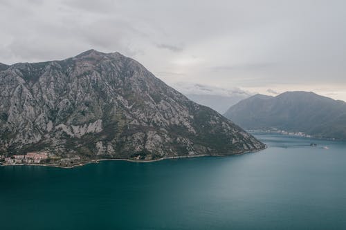 令人惊叹的多山地形和平静的河流风光 · 免费素材图片