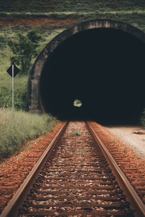 横跨隧道的铁轨照片 · 免费素材图片
