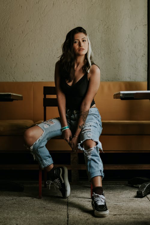 女人坐在椅子上 · 免费素材图片