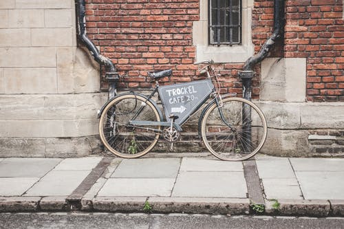 布朗市自行车靠在墙上 · 免费素材图片