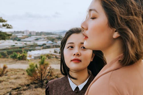 女人穿着棕色上衣的照片 · 免费素材图片