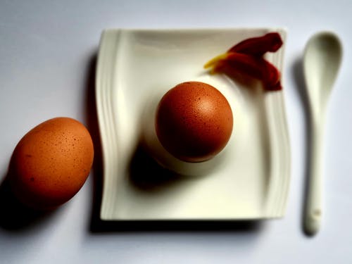 有关俯视图, 棕色的鸡蛋, 瓷盘的免费素材图片