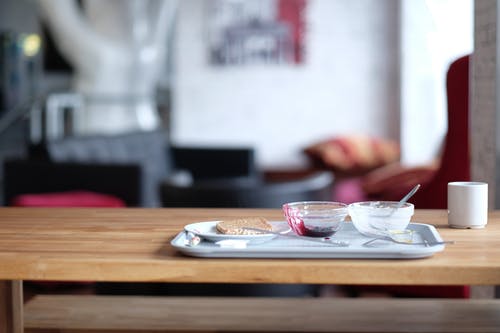 棕色木制的桌子上的不锈钢托盘 · 免费素材图片