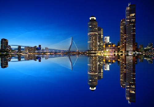 高层建筑和桥梁的镜像 · 免费素材图片