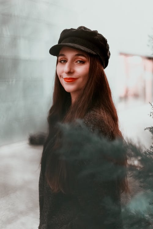 黑色上衣和帽子的女人 · 免费素材图片