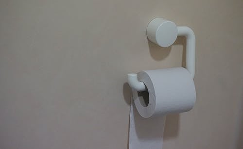 白色厕纸 · 免费素材图片