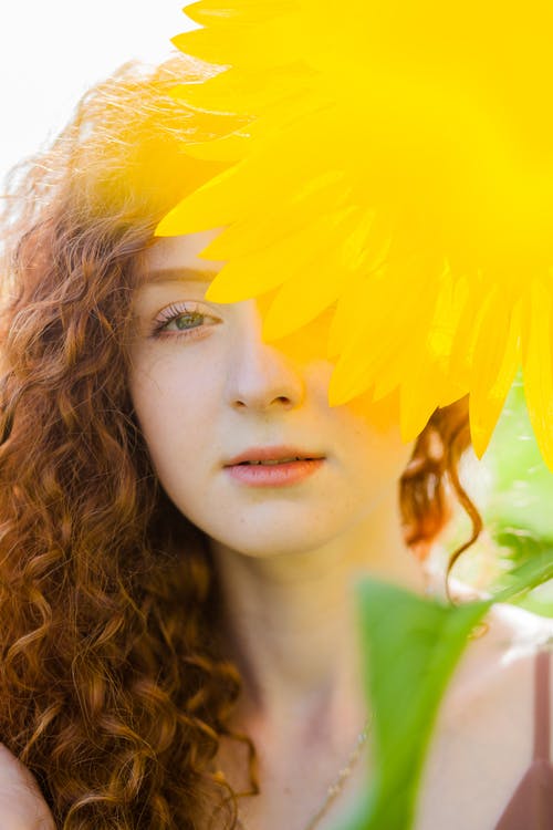 黄色花背后的女人 · 免费素材图片