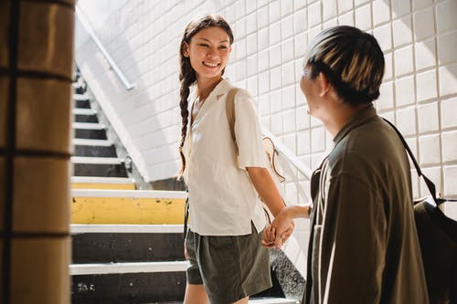 多种族的夫妇站在楼梯上的段落 · 免费素材图片