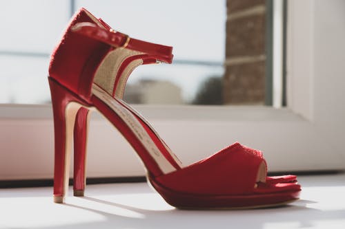 红色皮革露趾高跟凉鞋 · 免费素材图片
