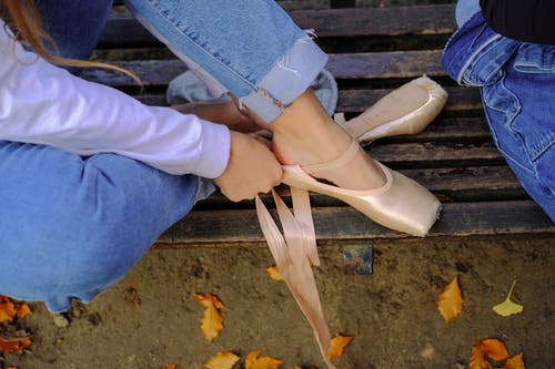 蓝色牛仔牛仔裤和芭蕾舞鞋的女人 · 免费素材图片