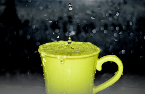 黄色陶瓷杯与时间流逝摄影中的水滴 · 免费素材图片