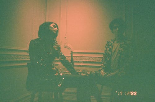 女人和男人站在沃尔附近 · 免费素材图片