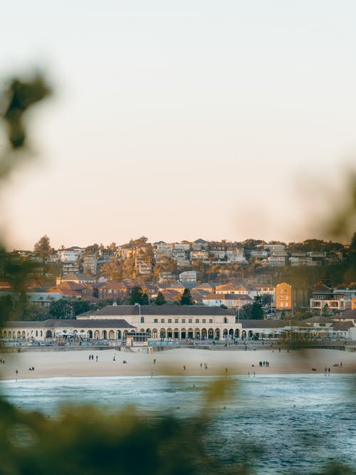 海滩附近的小镇 · 免费素材图片