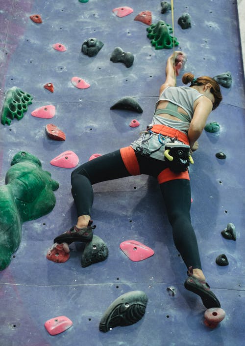 挂在绳子上攀岩墙上的女人 · 免费素材图片