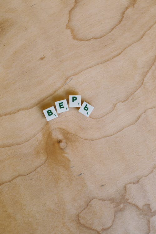 木制表面上的拼字游戏照片 · 免费素材图片