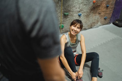 攀岩训练期间幸福的女人听教练 · 免费素材图片