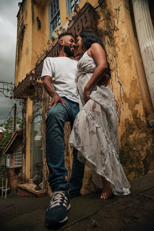 夫妇近壁 · 免费素材图片