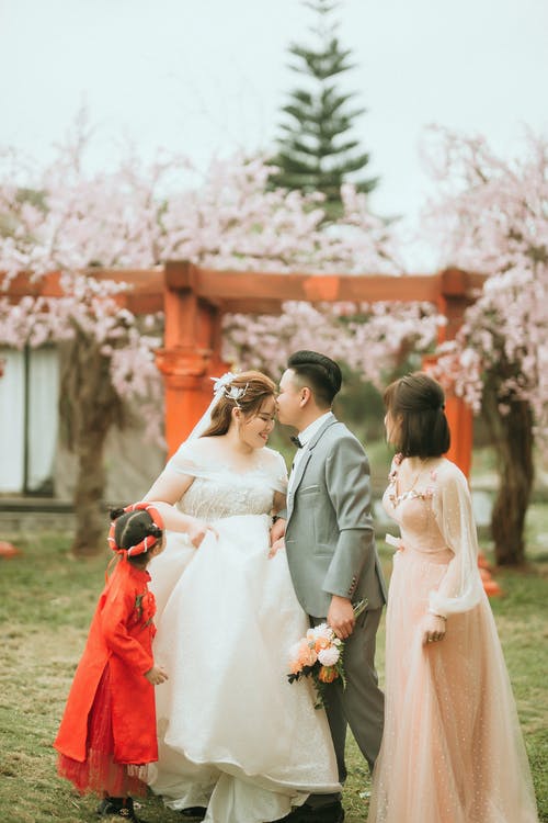 男人亲吻他的妻子的照片 · 免费素材图片