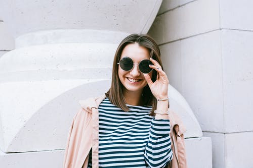 黑色和白色的条纹的长袖衬衫，戴着黑色太阳镜的女人 · 免费素材图片