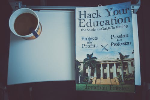 杯咖啡和一本书 · 免费素材图片