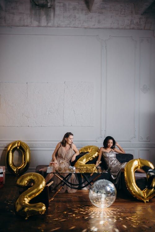 两个女人坐在沙发上 · 免费素材图片