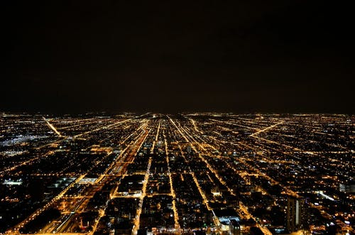 夜间点燃的城市景观 · 免费素材图片