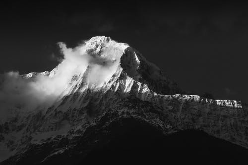 山的灰度摄影 · 免费素材图片