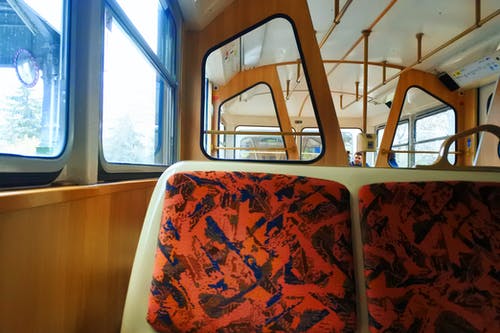 红色和黑色软垫座椅 · 免费素材图片