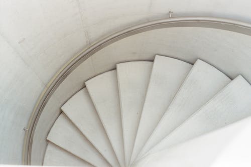 白色螺旋楼梯的高角度照片 · 免费素材图片