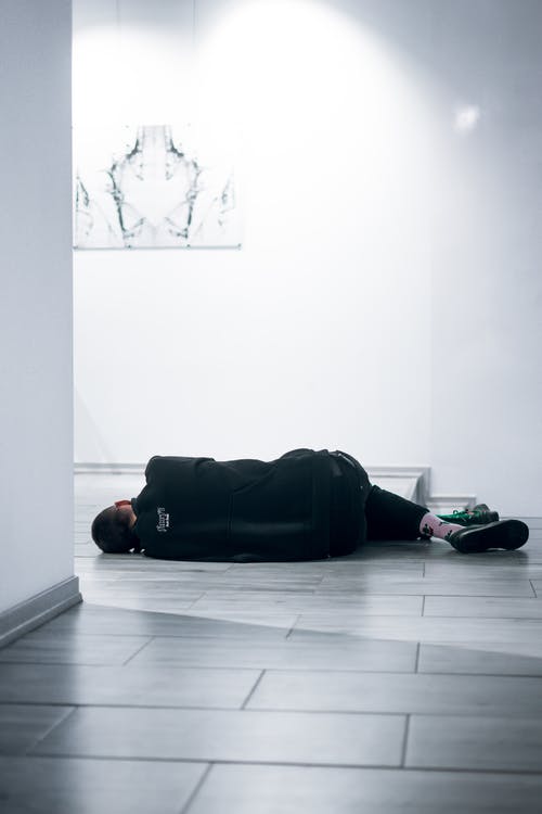 男子躺在地板上 · 免费素材图片