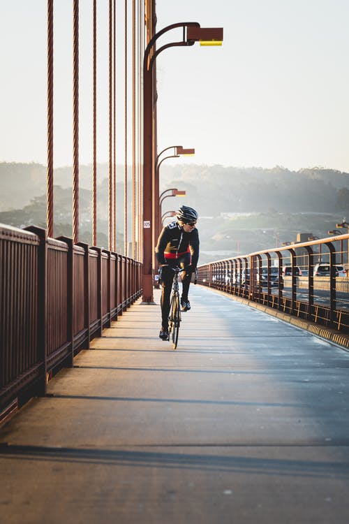 在桥上骑自行车的人 · 免费素材图片