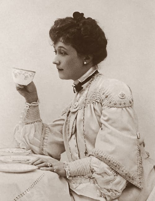 一个女人拿着茶杯的经典照片 · 免费素材图片